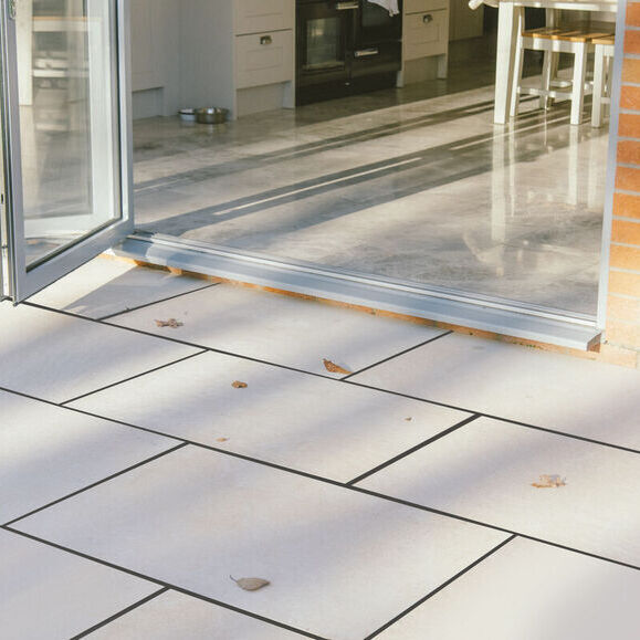 Brushed Cream 20mm Porcelain Paving Slabs Pack 21.6m2 900x600