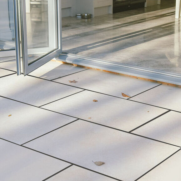Brushed Cream 20mm Porcelain Paving Slabs Pack 21.6m2 900x600